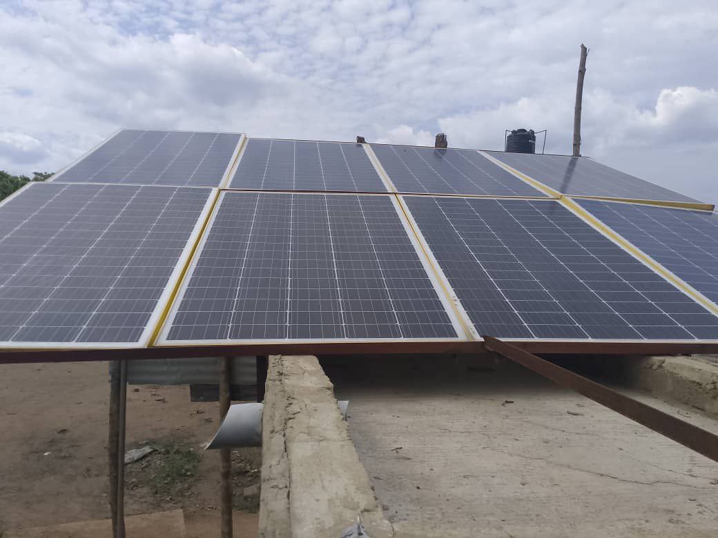 Panneaux solaires alimentant le site hors-réseau